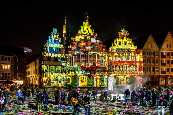 Lichtkunstinstallation "Frankfurt Fades" auf dem Römerberg von Phillipp Geist bei der Luminale 2018 in Frankfurt