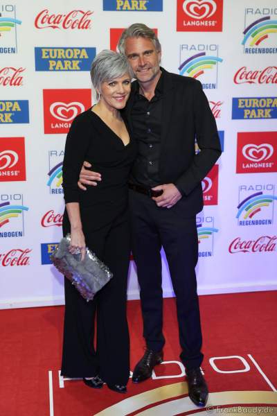 Birgit Schrowange mit Freund Frank Spothelfer beim Radio Regenbogen Award 2018 am 23. März in der Europa-Park Arena in Rust