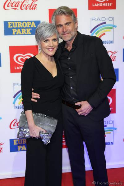 Birgit Schrowange mit Freund Frank Spothelfer beim Radio Regenbogen Award 2018 am 23. März in der Europa-Park Arena in Rust