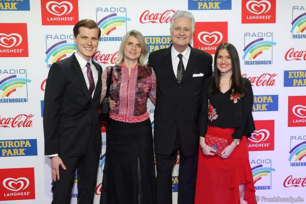 Prof. Guido Knopp mit Ehefrau Gabriella, Tochter Katharina und Sohn Christopher beim Radio Regenbogen Award 2018 am 23. März in der Europa-Park Arena in Rust