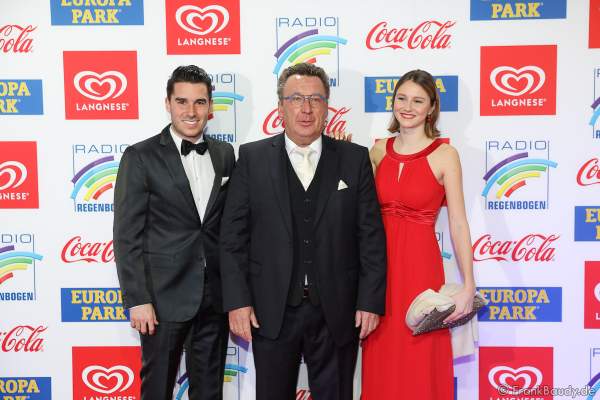 Klaus Schunk mit seinem Sohn Moritz Schunke und dessen Freundin Lotte beim Radio Regenbogen Award 2018 am 23. März in der Europa-Park Arena in Rust