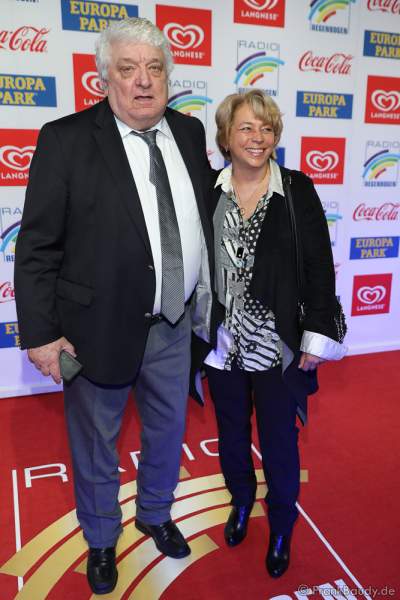 Hans Meiser mit Freundin Katrin Simon beim Radio Regenbogen Award 2018 am 23. März in der Europa-Park Arena in Rust