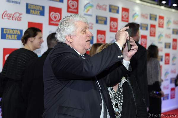 Hans Meiser braucht ein Selfie beim Radio Regenbogen Award 2018 am 23. März in der Europa-Park Arena in Rust