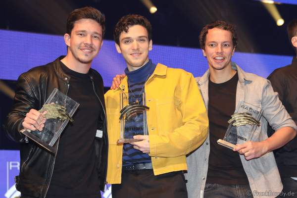 Nico Santos (Nico Wellenbrink), Lauv (bürgerlich Ari Staprans Leff) und Alle Farben (Frans Zimmer) beim Radio Regenbogen Award 2018 am 23. März in der Europa-Park Arena in Rust