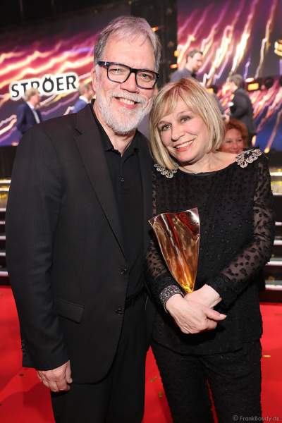 Mary Roos und Wolfgang Trepper der Schlager-Show „Nutten, Koks und frische Erdbeeren“ beim PRG Live Entertainment Award (LEA) 2018 in der Festhalle in Frankfurt