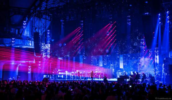 Bühnenauftritt von ESC-Gewinnerin Conchita Wurst mit roten Laserstrahlen beim PRG Live Entertainment Award (LEA) 2018 in der Festhalle in Frankfurt