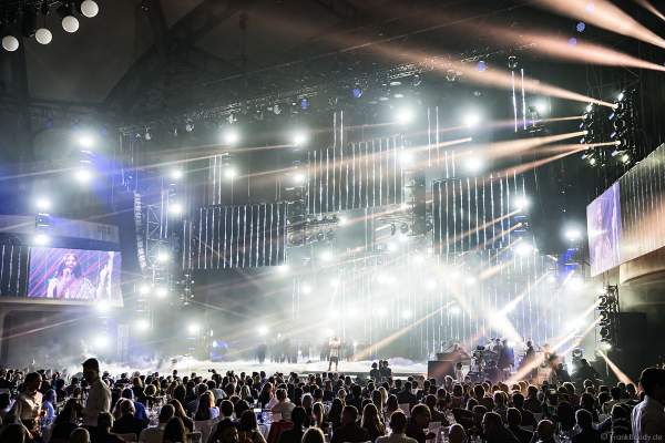 Bühnenauftritt von ESC-Gewinnerin Conchita Wurst beim PRG Live Entertainment Award (LEA) 2018 in der Festhalle in Frankfurt