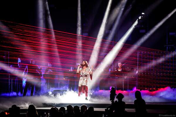 Bühnenauftritt von ESC-Gewinnerin Conchita Wurst mit roten Laserstrahlen beim PRG Live Entertainment Award (LEA) 2018 in der Festhalle in Frankfurt