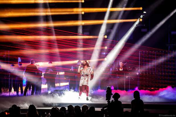 Bühnenauftritt von ESC-Gewinnerin Conchita Wurst beim PRG Live Entertainment Award (LEA) 2018 in der Festhalle in Frankfurt