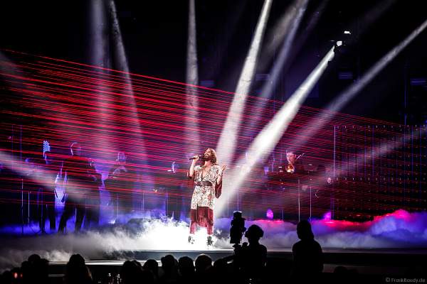 Bühnenauftritt von ESC-Gewinnerin Conchita Wurst mit roten Laserstrahlen beim PRG Live Entertainment Award (LEA) 2018 in der Festhalle in Frankfurt