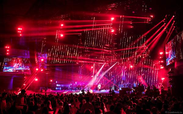 Bühnenauftritt von ESC-Gewinnerin Conchita Wurst beim PRG Live Entertainment Award (LEA) 2018 in der Festhalle in Frankfurt