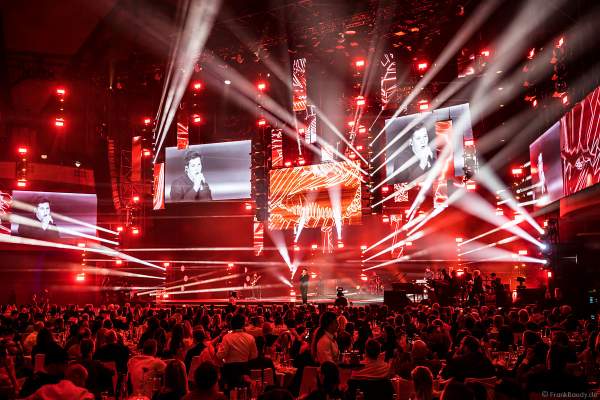 Bühnenauftritt von Wincent Weiss beim PRG Live Entertainment Award (LEA) 2018 in der Festhalle in Frankfurt