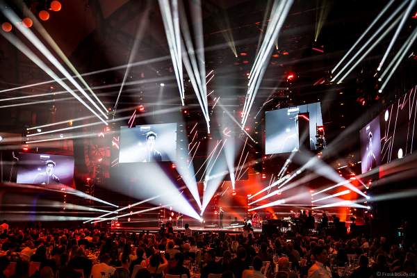 Bühnenauftritt von Wincent Weiss beim PRG Live Entertainment Award (LEA) 2018 in der Festhalle in Frankfurt