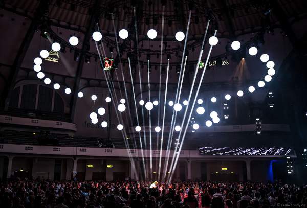 Auftritt David Buckingham mit Gitarre beim PRG Live Entertainment Award (LEA) 2018 in der Festhalle in Frankfurt