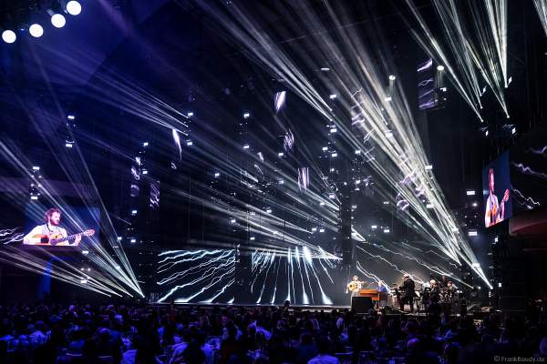 Auftritt David Buckingham mit Gitarre beim PRG Live Entertainment Award (LEA) 2018 in der Festhalle in Frankfurt