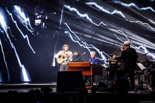 Auftritt David Buckingham mit Gitarre beim PRG Live Entertainment Award (LEA) 2018 in der Festhalle in Frankfurt