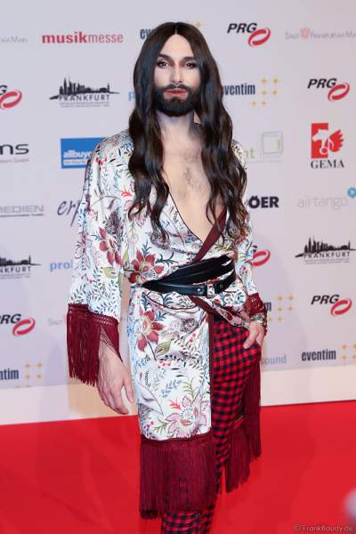 Conchita Wurst (Travestiekünstlers Thomas „Tom“ Neuwirth) auf dem roten Teppich beim PRG Live Entertainment Award (LEA) 2018 in der Festhalle in Frankfurt