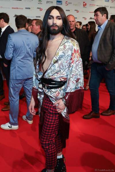 Conchita Wurst (Travestiekünstlers Thomas „Tom“ Neuwirth) auf dem roten Teppich beim PRG Live Entertainment Award (LEA) 2018 in der Festhalle in Frankfurt