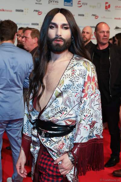 Conchita Wurst (Travestiekünstlers Thomas „Tom“ Neuwirth) auf dem roten Teppich beim PRG Live Entertainment Award (LEA) 2018 in der Festhalle in Frankfurt