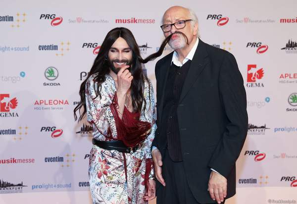 Conchita Wurst und Karl Dall vergnügen sich beim PRG Live Entertainment Award (LEA) 2018 in der Festhalle in Frankfurt