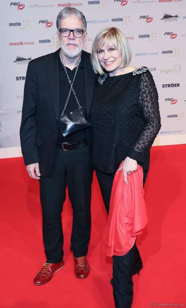 Mary Roos und Wolfgang Trepper der Schlager-Show „Nutten, Koks und frische Erdbeeren“ beim PRG Live Entertainment Award (LEA) 2018 in der Festhalle in Frankfurt
