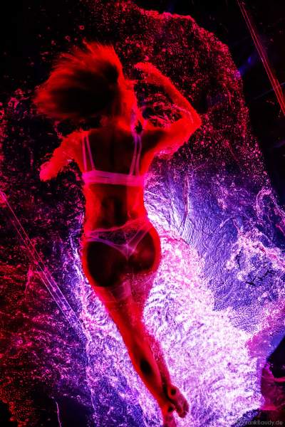 Erotische Performance mit Adrienne Péter Soboleva im Wasserbecken bei den Night.Beat.Angels 2018 im Europa-Park