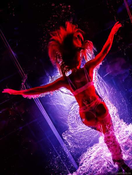 Erotische Performance mit Adrienne Péter Soboleva im Wasserbecken bei den Night.Beat.Angels 2018 im Europa-Park
