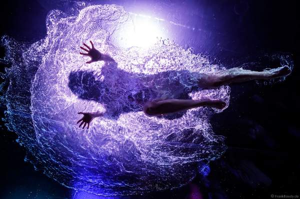 Erotische Performance mit Adrienne Péter Soboleva im Wasserbecken bei den Night.Beat.Angels 2018 im Europa-Park