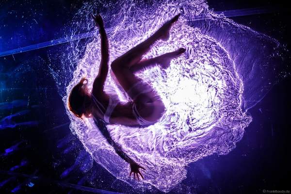 Erotische Performance mit Adrienne Péter Soboleva im Wasserbecken bei den Night.Beat.Angels 2018 im Europa-Park