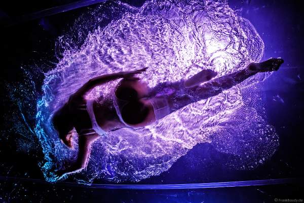 Erotische Performance mit Adrienne Péter Soboleva im Wasserbecken bei den Night.Beat.Angels 2018 im Europa-Park