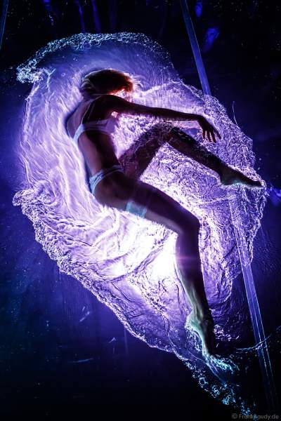 Erotische Performance mit Adrienne Péter Soboleva im Wasserbecken bei den Night.Beat.Angels 2018 im Europa-Park