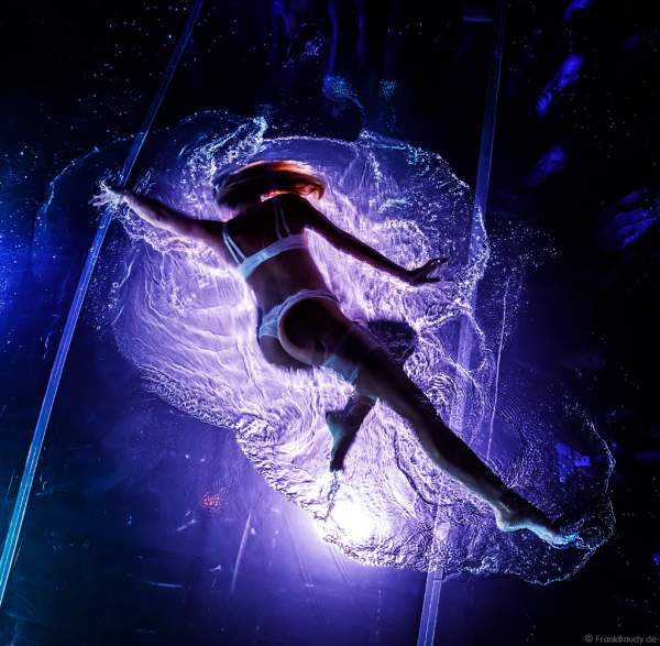 Erotische Performance mit Adrienne Péter Soboleva im Wasserbecken bei den Night.Beat.Angels 2018 im Europa-Park