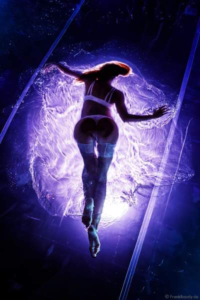 Erotische Performance mit Adrienne Péter Soboleva im Wasserbecken bei den Night.Beat.Angels 2018 im Europa-Park