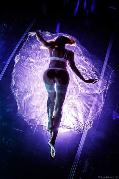 Erotische Performance mit Adrienne Péter Soboleva im Wasserbecken bei den Night.Beat.Angels 2018 im Europa-Park