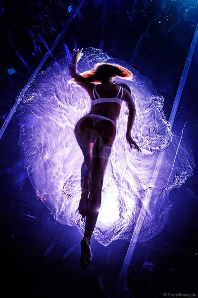 Erotische Performance mit Adrienne Péter Soboleva im Wasserbecken bei den Night.Beat.Angels 2018 im Europa-Park