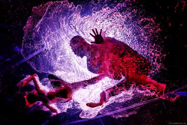 Erotische Performance mit Adrienne Péter Soboleva und THE.K Streetdancer im Wasserbecken bei den Night.Beat.Angels 2018 im Europa-Park