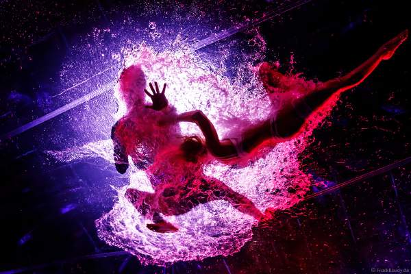 Erotische Performance mit Adrienne Péter Soboleva und THE.K Streetdancer im Wasserbecken bei den Night.Beat.Angels 2018 im Europa-Park