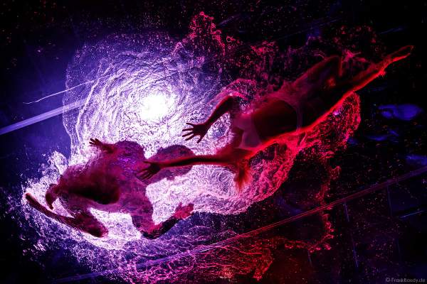 Erotische Performance mit Adrienne Péter Soboleva und THE.K Streetdancer im Wasserbecken bei den Night.Beat.Angels 2018 im Europa-Park