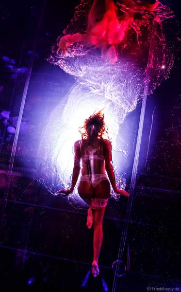 Erotische Performance im Wasserbecken bei den Night.Beat.Angels 2018 im Europa-Park