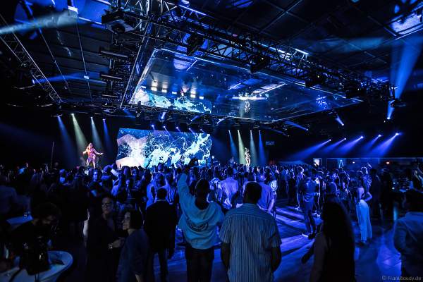 Alla Klyshta und das Europa-Park Show-Ballett mit einer Schwarzlicht Performance bei den Night.Beat.Angels 2018 im Europa-Park