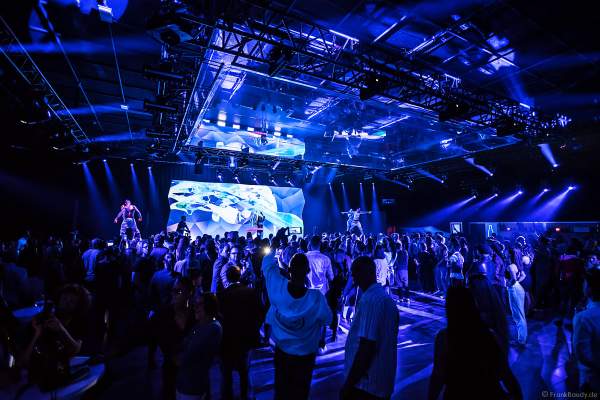 Alla Klyshta und das Europa-Park Show-Ballett mit einer Schwarzlicht Performance bei den Night.Beat.Angels 2018 im Europa-Park
