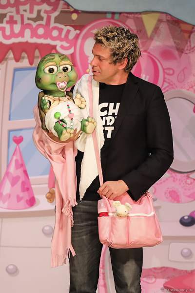 Handpuppe Baby Josie bei Sascha Grammel - ICH FIND´S LUSTIG in der Europa-Park Arena 2018