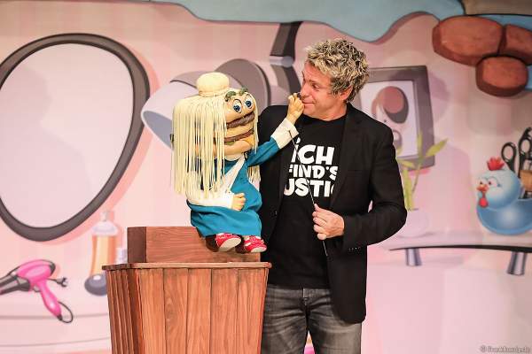 Prof. Dr. Peter Hacke mit Spaghettihaaren bei Sascha Grammel - ICH FIND´S LUSTIG in der Europa-Park Arena 2018