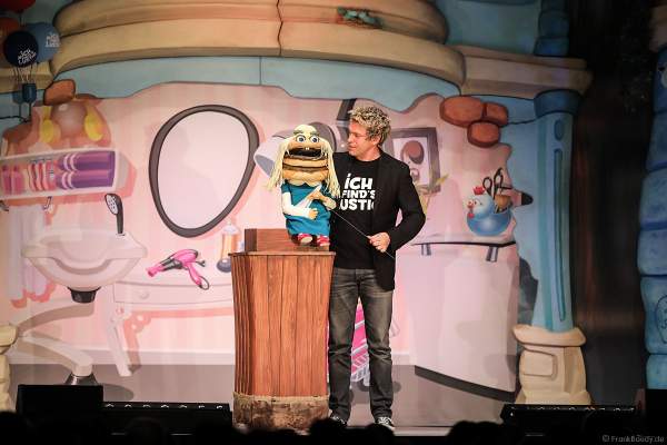 Prof. Dr. Peter Hacke mit Spaghettihaaren bei Sascha Grammel - ICH FIND´S LUSTIG in der Europa-Park Arena 2018