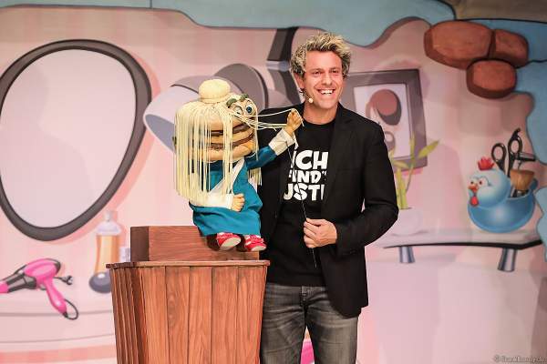 Prof. Dr. Peter Hacke mit Nudelhaaren bei Sascha Grammel - ICH FIND´S LUSTIG in der Europa-Park Arena 2018