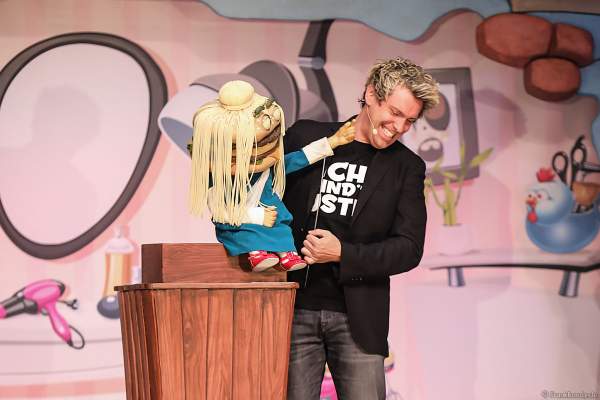 Prof. Dr. Peter Hacke mit Nudelhaaren bei Sascha Grammel - ICH FIND´S LUSTIG in der Europa-Park Arena 2018