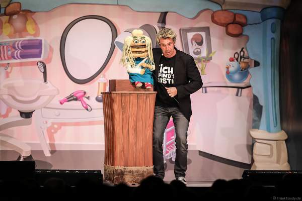 Prof. Dr. Peter Hacke mit Nudelhaaren bei Sascha Grammel - ICH FIND´S LUSTIG in der Europa-Park Arena 2018