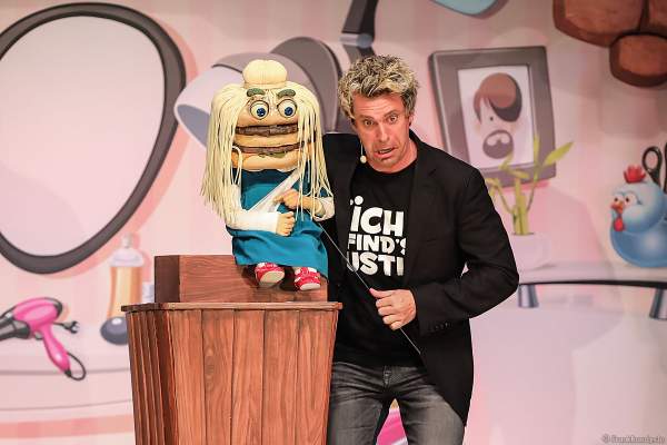 Prof. Dr. Peter Hacke mit Spaghettihaaren bei Sascha Grammel - ICH FIND´S LUSTIG in der Europa-Park Arena 2018