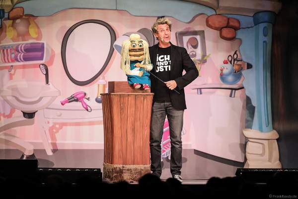 Prof. Dr. Peter Hacke mit Nudelhaaren bei Sascha Grammel - ICH FIND´S LUSTIG in der Europa-Park Arena 2018