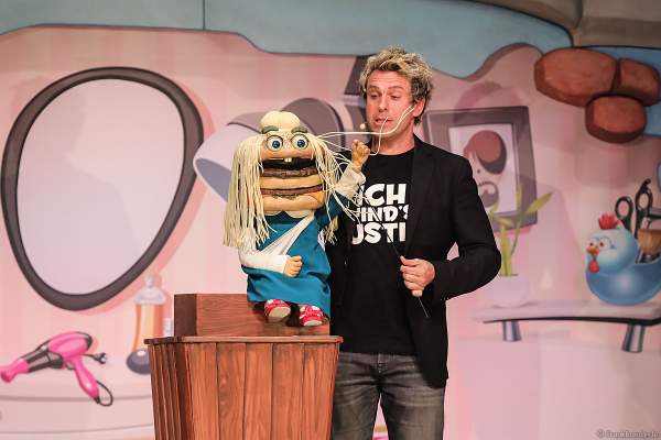 Prof. Dr. Peter Hacke mit Nudelhaaren bei Sascha Grammel - ICH FIND´S LUSTIG in der Europa-Park Arena 2018